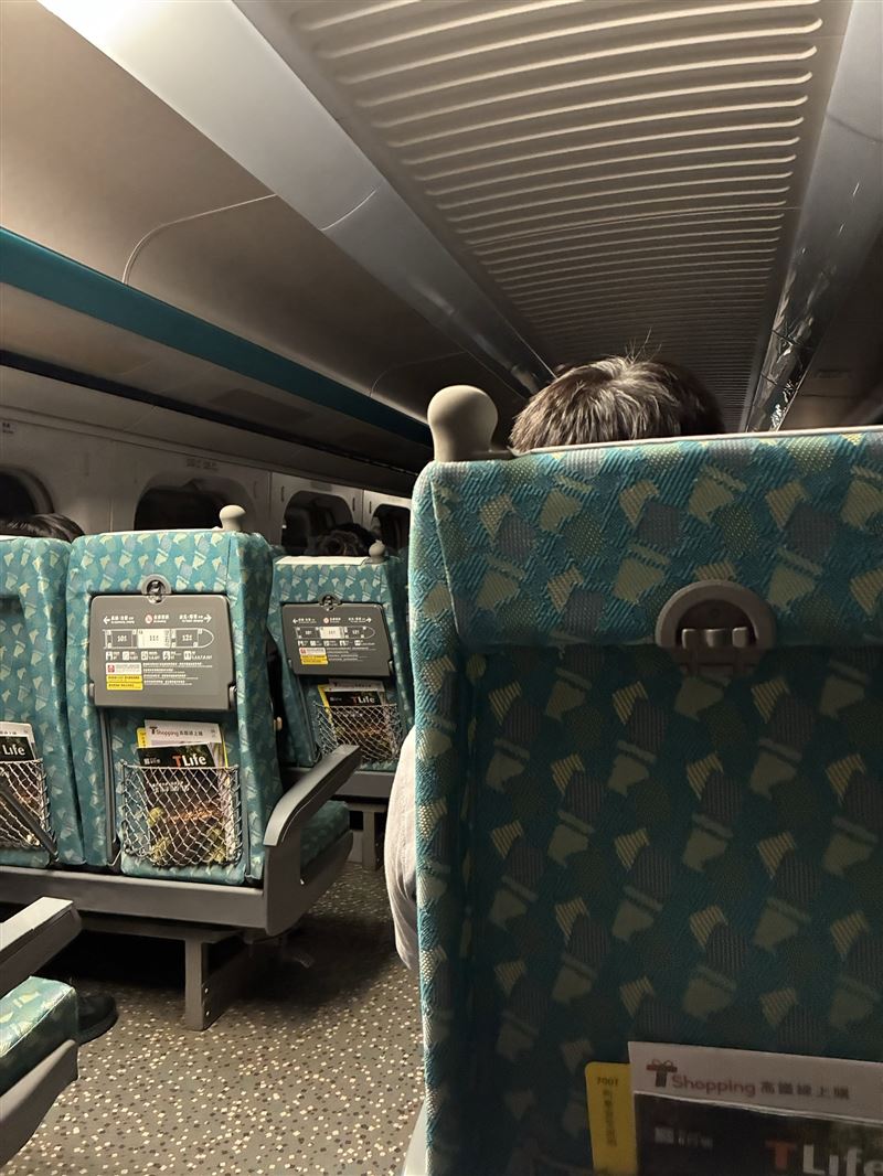 高鐵深夜桃竹段電力異常!台電證實四班列車斷電臨停。(圖/翻攝自Threads @broisinyourmind2)