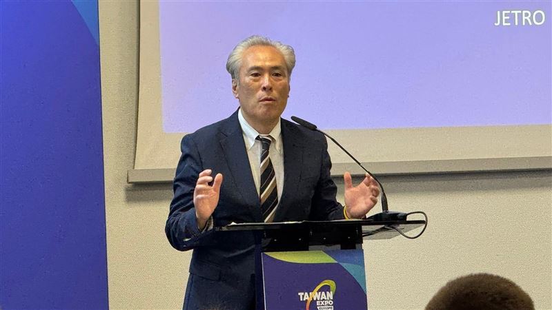 台日波聯手挺進華沙,鎖定烏克蘭重建商機。台烏貿易額成長近60%,業者瞄準電力去中心化與無人機剛性需求,透過技術輸出與共同生產模式,將台灣供應鏈打造成戰後烏克蘭產業重組的關鍵大腦,重建大戲正式開演。圖為日本貿易振興機構(JETRO)理事高島大浩。(圖/記者師瑞德攝影)