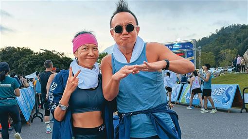 Vicky質疑黃大煒死因隔空開戰黃家大姊