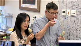 陳瑩邀梁文傑品嚐鳳梨釋迦冰棒民進黨立委陳瑩（左）22日邀請陸委會副主委梁文傑（右）品嚐自台東空運至台北的鳳梨釋迦冰棒，雙方交流並分享台東農特產品。（陳瑩服務處提供）中央社記者李先鳳傳真　115年6月22日