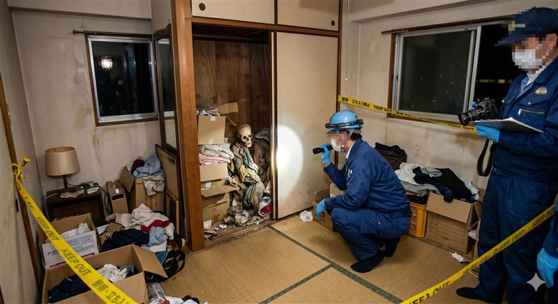 日本大阪府茨木市近日驚傳恐怖命案，一名清潔員到公寓清掃，意外在房間的壁櫥後方，發現一具頭部已白骨化的遺體。（示意圖／AI生成圖）