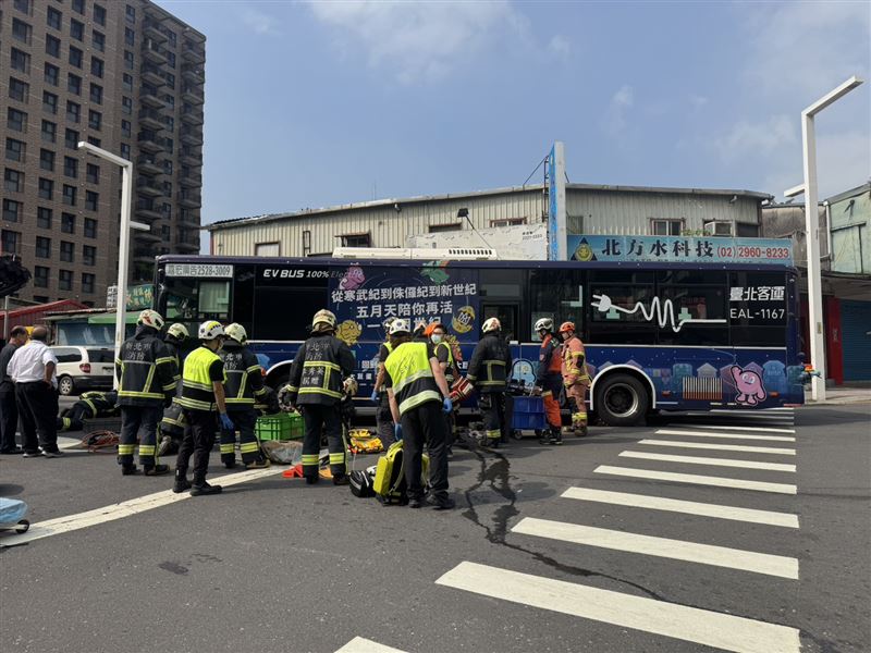 大批消防隊員到場搶救。（圖／民眾提供）