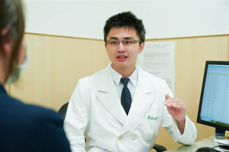 楊牧峻指出，卵巢癌在女性癌症發生率排行第七，主要風險因子包括年齡增長、初經早、停經晚、未曾生育、子宮內膜異位症以及基因遺傳。（圖／台北慈濟醫院提供）