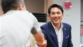 陳以信向媒體記者致意國民黨23日在中央黨部1樓媒體中心舉辦「造局者」2026和平之旅紀錄片首映會，新任文傳會主委陳以信（右）特別到場向媒體記者致意。中央社記者謝佳璋攝  115年6月23日