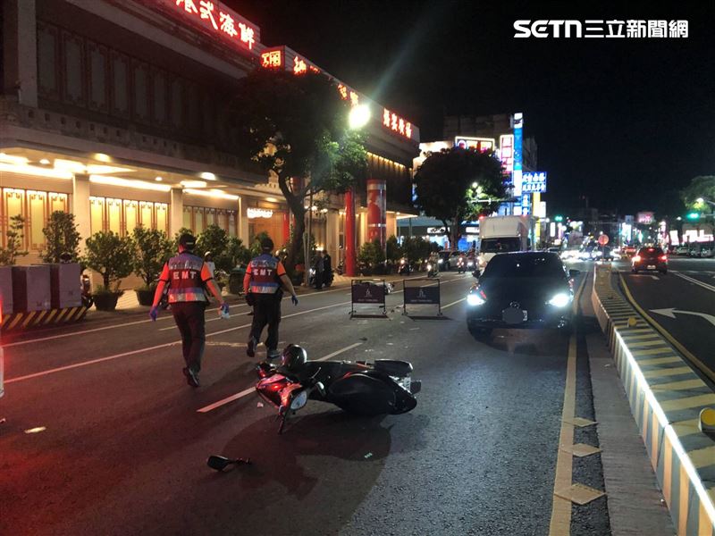 台南一名李姓孕婦23日晚間發生車禍後，遭閃避不及的後車輾過命危。（圖／翻攝畫面）