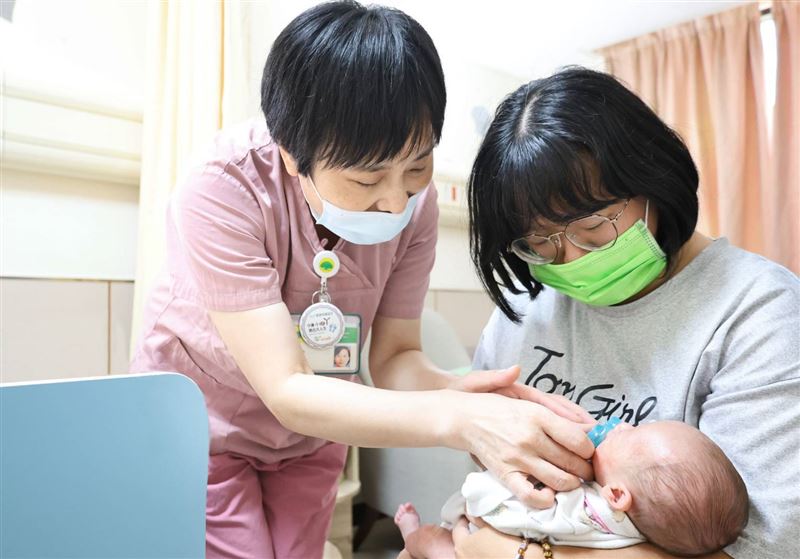 國泰醫院打造「高危險新生兒出院家屬共照病房」,協助即將出院的高危險新生兒父母,提升獨立照護寶寶的能力與信心。(圖/國泰醫院提供)