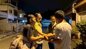 民進黨南投縣長參選人温世政昨（21）日到草屯拜票跑行程時，不慎遭犬隻咬傷手指，經過治療包紮已無大礙。（圖／溫世政競辦提供）