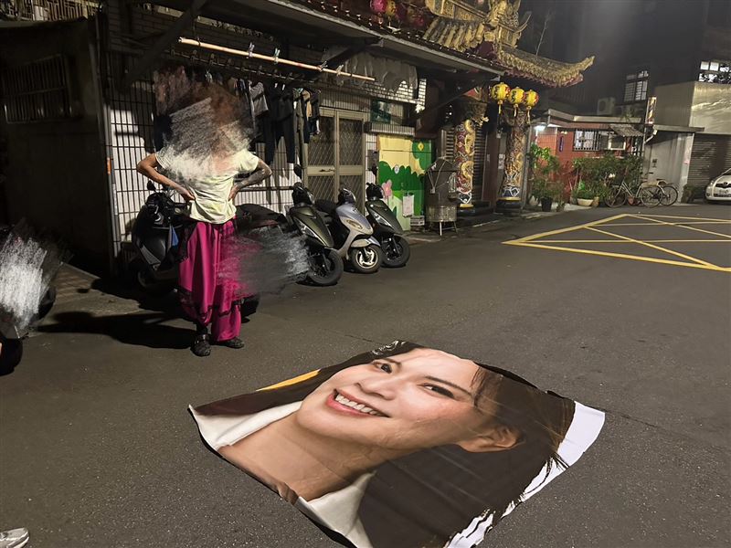 台北市議員鍾沛君的選舉布條遭到一名年約30歲的法國籍男子割下並帶回。(圖/翻攝畫面)