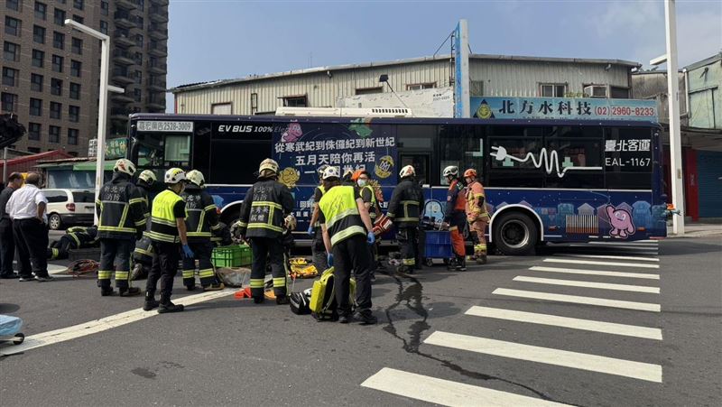 大批消防隊到場搶救。(圖/民眾提供)