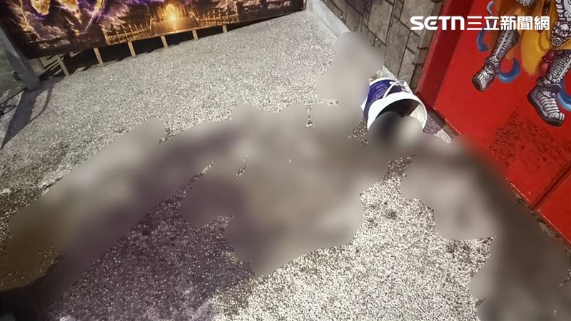 不明人士朝廟門潑灑穢物。(圖/翻攝畫面)