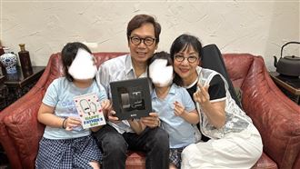 從歌迷變老婆　資深男星妻罕露面近況驚人