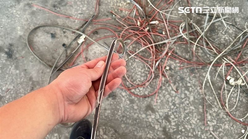 現場除了周姓死者倒臥空屋陽台鐵皮上，還發現電纜剪及遭剪斷的電線等物品。（圖／翻攝畫面）