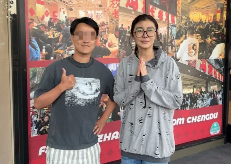 王祖賢（右）在美國街頭被網友偶遇，親切合照。（翻攝小紅書）