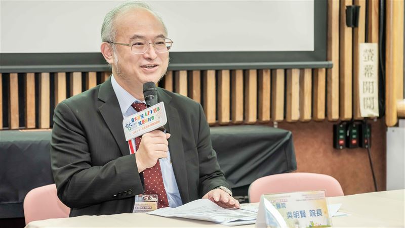 全台為吳明賢集氣!從武俠小說到台大院長,吳明賢人生奉行「行俠仗醫,以醫弘道」努力成為照亮別人的那一道光。(圖/台大醫院提供)