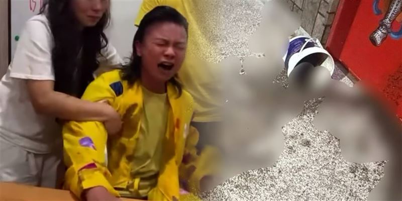 玄濟宮廟門被潑穢物,尬電禪師直播拍桌崩潰。(圖/翻攝畫面)
