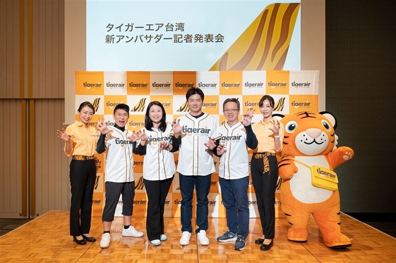 左2起日本知名搞笑藝人增田英彥、台灣虎航董事長黃世惠、日本市場新任宣傳大使林威助、商務長許致遠今(24)日一同參與日本記者會。(圖/台灣虎航提供)
