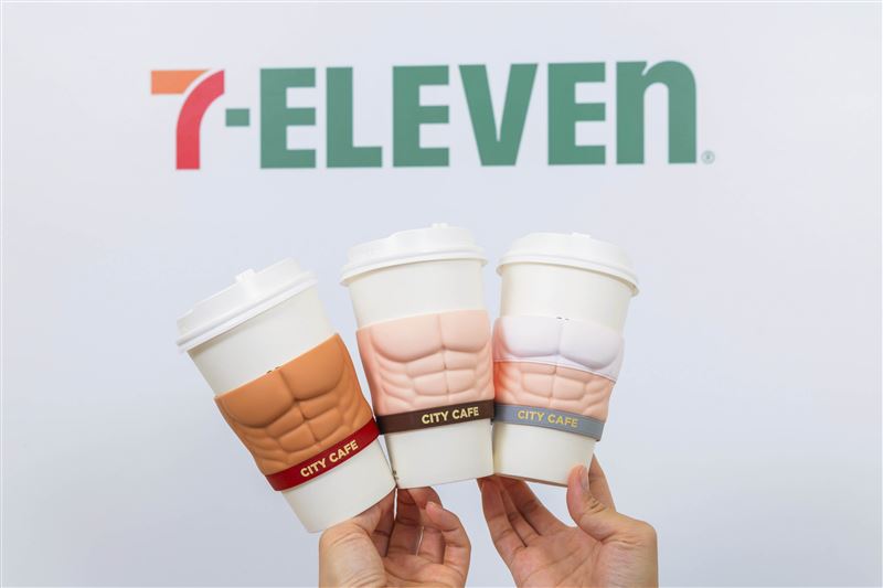 購買兩杯CITY CAFE「榛果摩卡高蛋白拿鐵」加39元還能加購「這杯有在練」杯套。(圖/品牌業者提供)