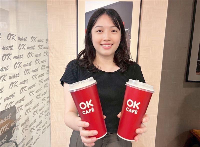 OKCAFE於6月25日至6月26日期間祭出特大杯莊園美式與拿鐵(含極淬)同品項買2送1優惠。(圖/品牌業者提供)