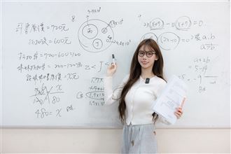 一暄化身數學老師！政大高材生授讀書秘訣
