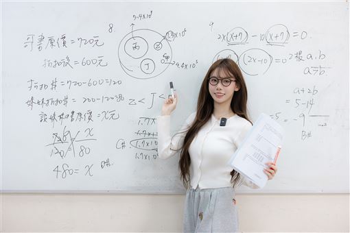 一暄化身數學老師！政大高材生授讀書秘訣