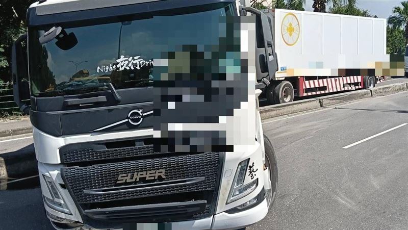 新/台74甲大貨車自撞!打橫卡車道全癱瘓