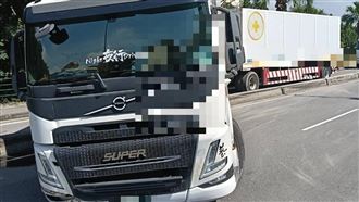 新／台74甲大貨車自撞！打橫卡車道全癱瘓