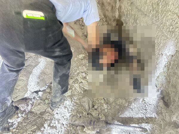 泰國籍移工胸腔以下幾乎深陷碎塊中,緊急救出送醫仍死亡。(圖/翻攝畫面)