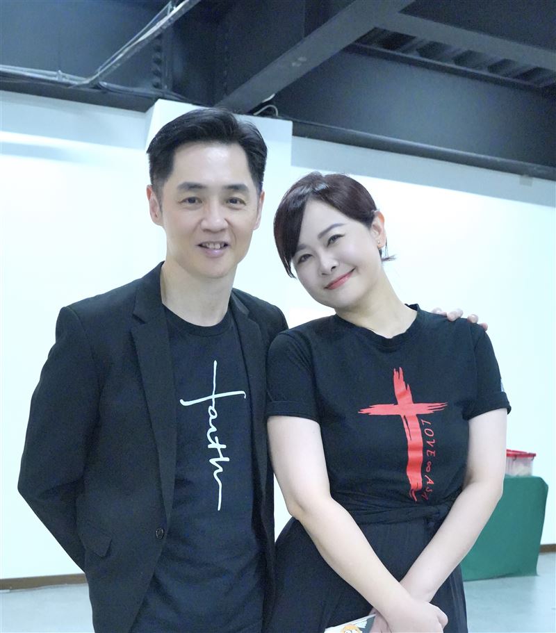 牧師宋逸民、師母陳維齡帶領藝起發光團隊做公益。(圖/藝起發光提供)