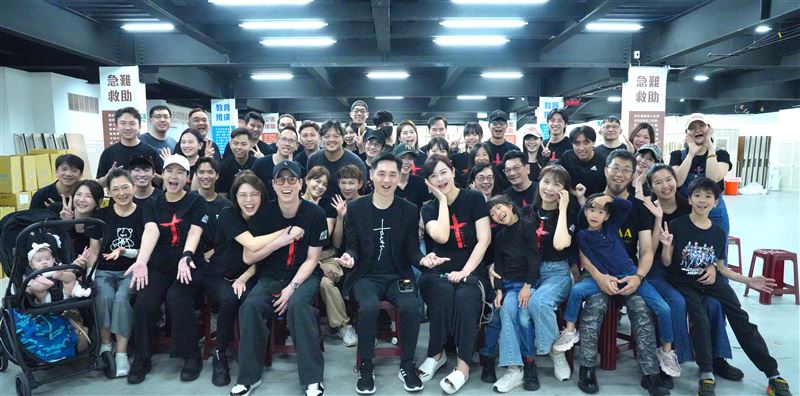 牧師宋逸民、師母陳維齡帶領藝起發光團隊做公益。(圖/藝起發光提供)