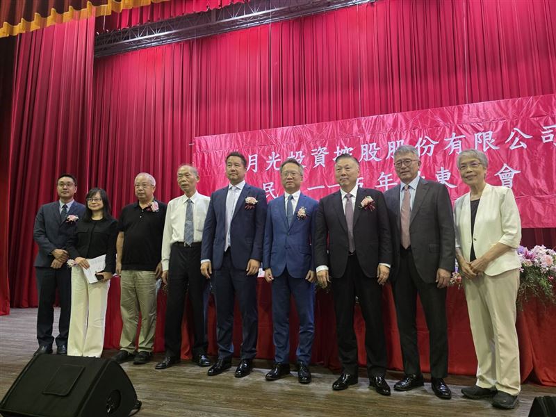 今（24）日日月光召開股東會，圖右至左:日月光投控獨立董事何美玥、日月光投控集團財務長董宏思、日月光投控董事兼集團營運長吳田玉、日月光投控董事兼環旭電子董事長 陳昌益、日月光投控董事兼集團採購長唐瑞文、日月光投控獨立董事游勝福、日月光投控獨立董事翁文祺、理律法律事務所合夥人吳心儀律師、勤業眾信聯合會計師事務所許凱甯（圖／日月光提供）