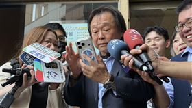 民進黨立委王世堅看到黃世杰18歲帥照驚呼「這梁朝偉吧」（圖／記者劉秀敏攝影）