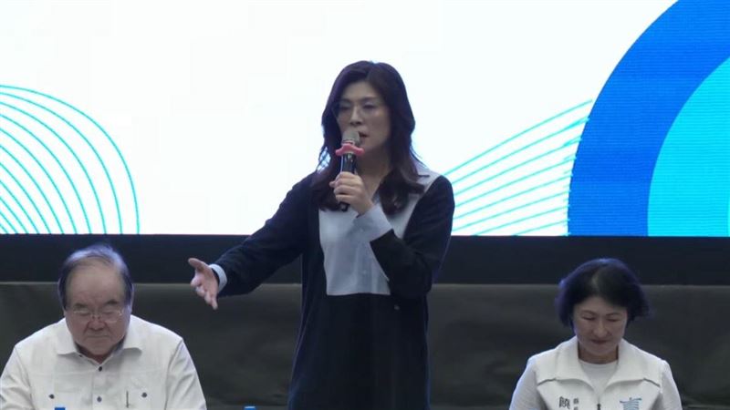同台饒慶鈴挺鳳梨釋迦!鄭麗文酸梁文傑
