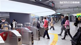 北捷旅客民眾購票進站。（圖／記者李育道攝影）