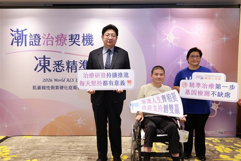 57歲的黃先生(中)4年前因平地反覆跌倒、左腳無力等症狀就醫,確診俗稱漸凍症的「肌萎縮性側索硬化症(ALS)」,目前仰賴電動輪椅代步。(圖/漸凍人協會提供)