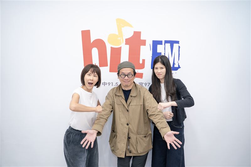 活力DJ阿娟與角頭音樂行政統籌洪子薇(右)、開幕音樂會音樂總監柯智豪(中),介紹台東博覽會開幕音樂會演出亮點。(圖/Hit Fm聯播網 提供)