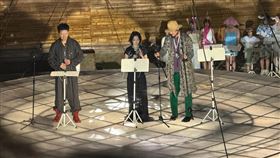 ▲很久沒戲拍的周冬雨（中）參加舞台劇演出。(圖／翻攝自微博)