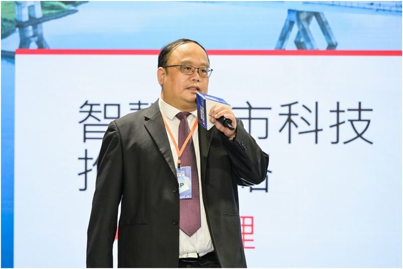 新北市政府資訊中心主任陳富添於論壇中深入剖析新北市「AI雙機房備援」與「數位孿生」的前瞻規劃,展現推動智慧治理與建構韌性城市的堅定決心。(圖/新北市政府提供)