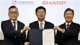 鴻海與夏普簽策略合作備忘錄　攻AI基建能源機器人鴻海24日宣布，在集團董事長劉揚偉（中）見證下，鴻海E次集團總經理林忠正（左）與關聯企業日本夏普（Sharp）社長河村哲治（右），完成策略合作備忘錄簽署，合作布局人工智慧（AI）基礎設施等新事業。（鴻海提供） 中央社記者鍾榮峰傳真　115年6月24日