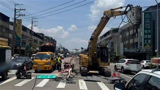 台中大貨車吊臂勾扯電線　連根拔起紅綠燈