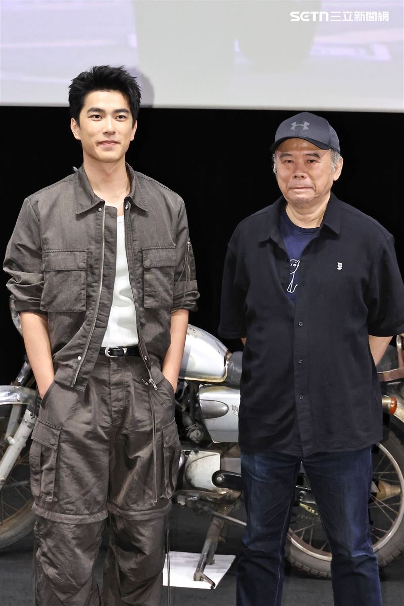 《消失的跑片員》舉辦世界首映,導演陳玉勳與男主角曾敬驊一同出席活動。(圖/記者鄭孟晃攝影)