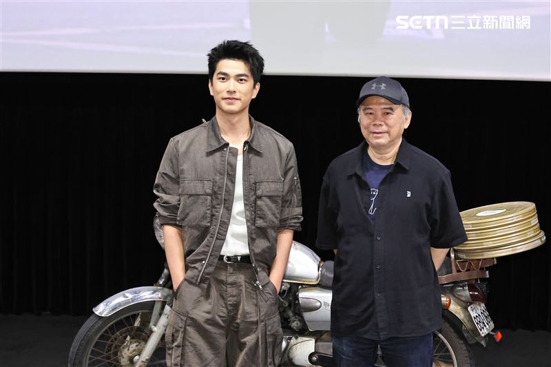 《消失的跑片員》舉辦世界首映,導演陳玉勳與男主角曾敬驊一同出席活動。(圖/記者鄭孟晃攝影)