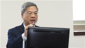 台灣今年經濟成長率10%？  經長：機會是存在立委關切，今年台灣經濟成長率是否能如金融機構預測達到10%。對此，經濟部長龔明鑫（圖）17日在立法院表示，主計總處已上修今年經濟成長率至9.64%，有部分產業今年狀況比去年好，例如機械業出口成長前5個月達到兩位數，整體來看「機會是存在的」。中央社記者王騰毅攝  115年6月17日