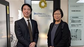 仲恩生醫董事長王玲美(右)與日本REPROCELL CEO Chikafumi Yokoyama(左)合影（圖／仲恩生醫提供）
