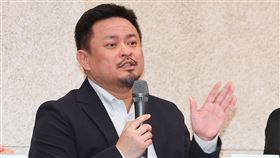 人口對策新戰略　勞動部說明相關措施（3）總統賴清德27日宣布「台灣人口對策新戰略—家庭支持篇」18項措施。勞動部長洪申翰（圖）下午在記者會中表示，將推出友善家庭照顧職場的做法，由政府提供資源補助及彈性化方案，設計更多誘因讓企業包容勞工需求，減少勞資雙方負擔。中央社記者謝佳璋攝　115年5月27日