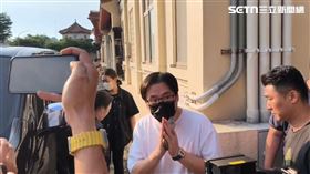 周韋翰母親今（24日）遭到公車輾斃，稍早離開板橋殯儀館雙手合十、不發一語。（圖／記者莊淇鈞攝影）