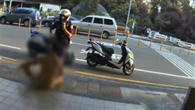 超商,赤裸,玻璃,桃園（圖／翻攝畫面）