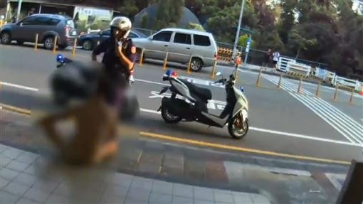 醉男脫光鬧超商　腳開開變「太」躺階梯