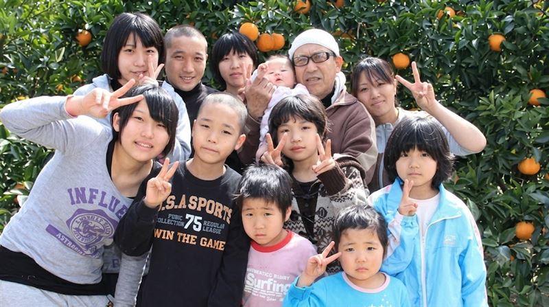 61歲林下清志過去憑藉照顧20名子女(含10名親生骨肉)的大家族生活,從柔道整骨師轉型為媒體紅人。(圖/翻攝自X)