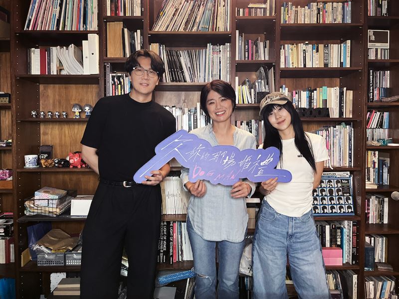 嚴藝文(中)登上小玉(左)與白安(右)節目。(圖/相信音樂提供)