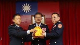 張英傑(右)因帶老婆閨蜜回營區睡覺遭檢舉。翻攝海巡署官網